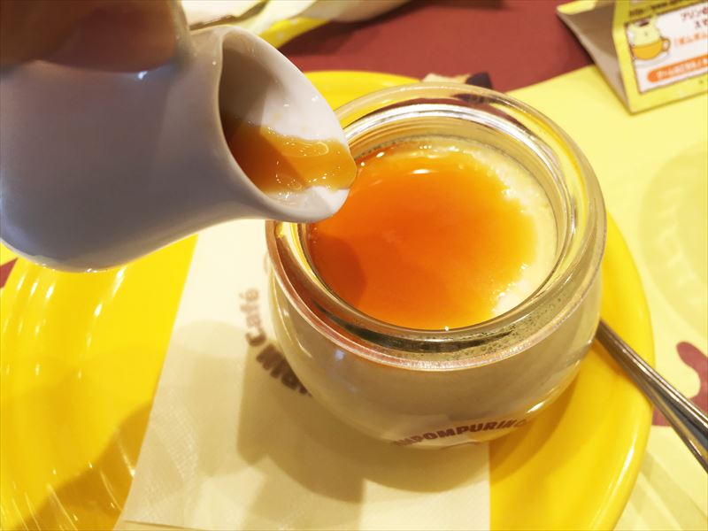 ぼく、プリン♪ポムポムプリンにシロップをかける