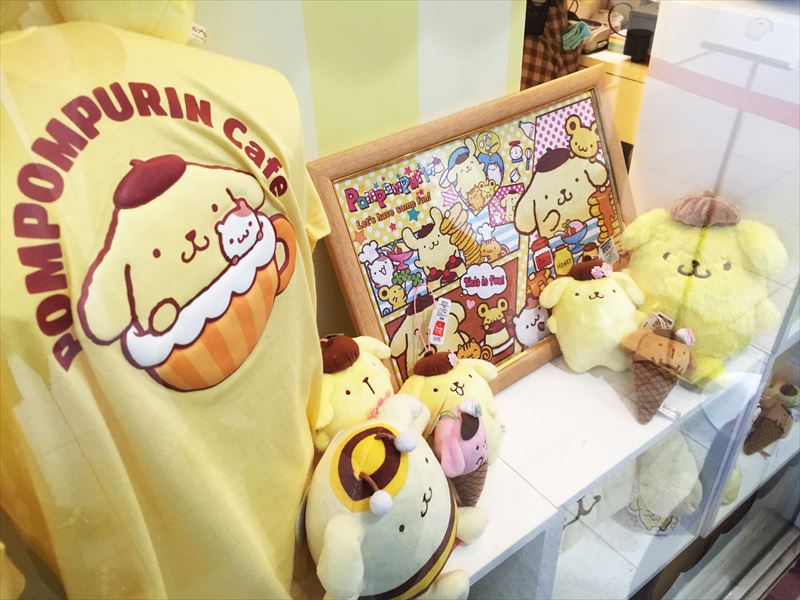 ポムポムプリンカフェ入口横ディスプレイ