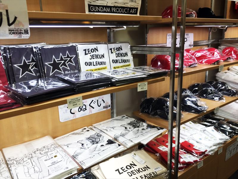 ガンダムオリジン展のTシャツやタオルなどのアパレルグッズコーナー