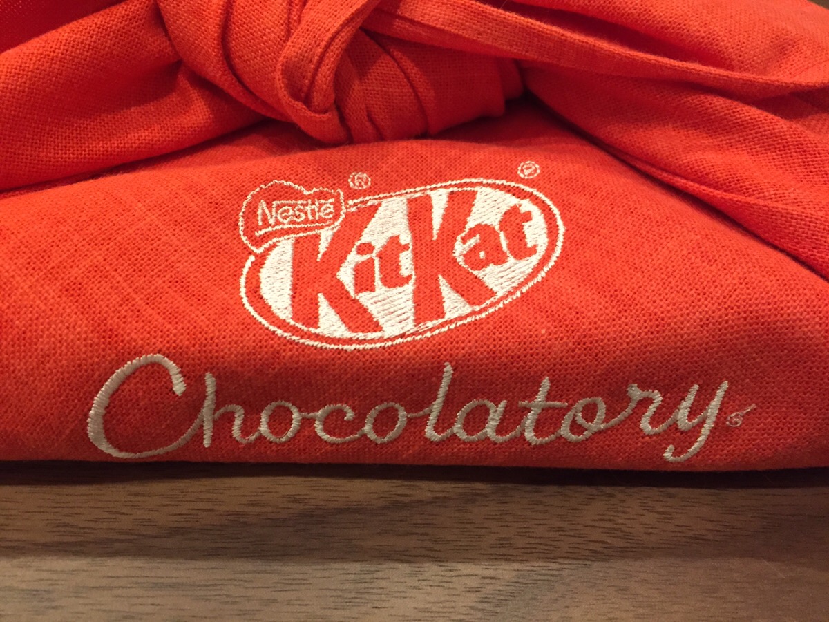キットカット ショコラトリー　ギフトラッピング風呂敷のロゴ