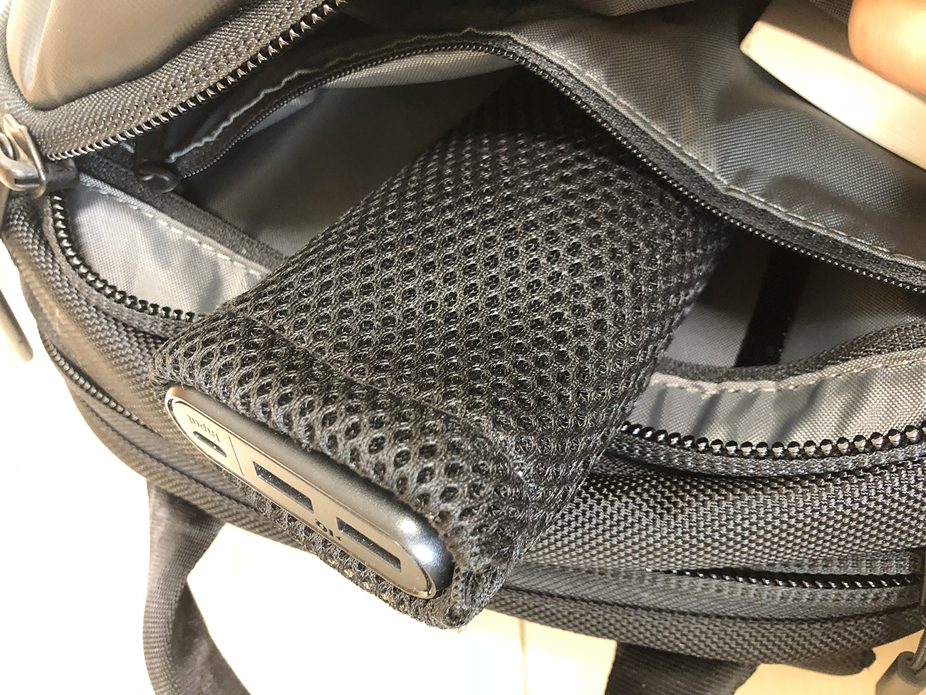 リュックポケットにAnker PowerCore 20100を収納