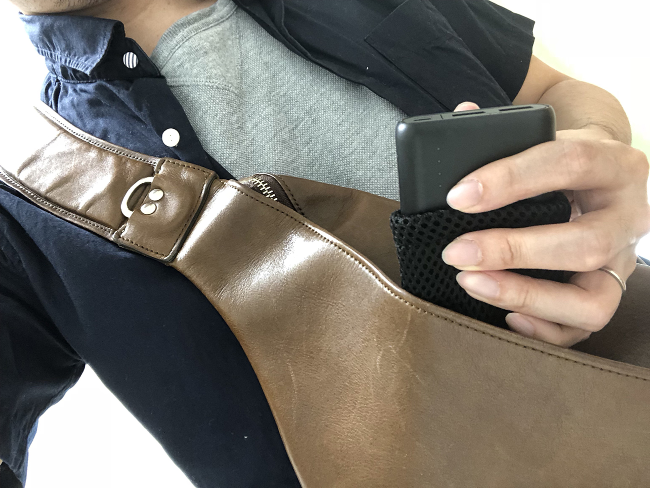 ショルダーバッグにAnker PowerCore 20100を収納