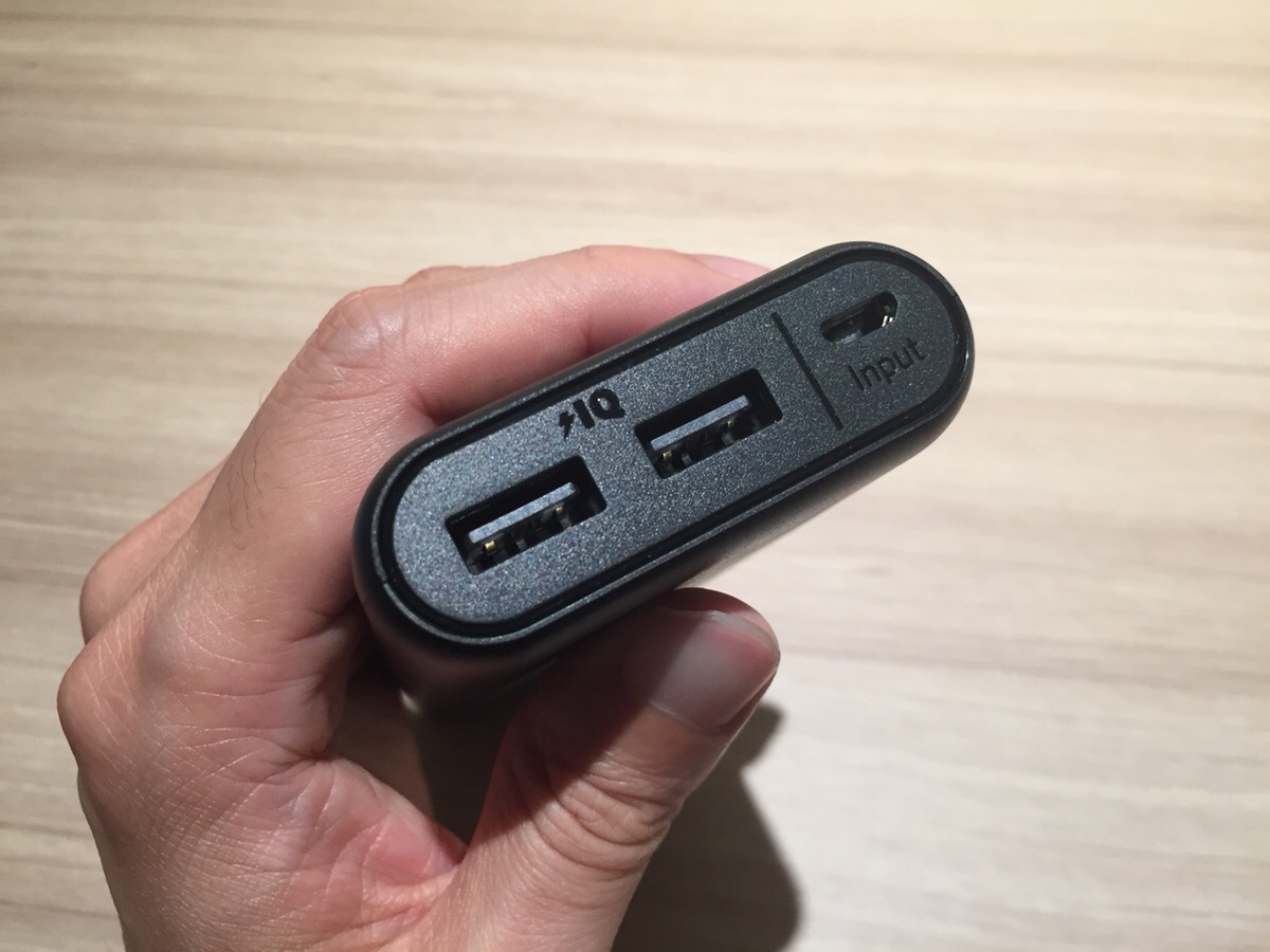 Anker PowerCore 20100の２つの充電ポート