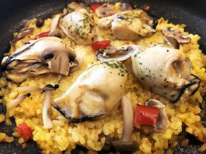 牡蠣とキノコのパエリア