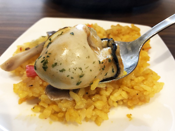 大きな牡蠣（牡蠣とキノコのパエリア）