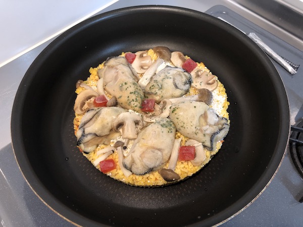 パンdeパエリアをフライパンへ