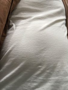 お腹の脂肪がTシャツごしに見える