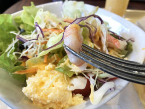 ドトールの店舗限定メニュー「ベジボウル」のエビ