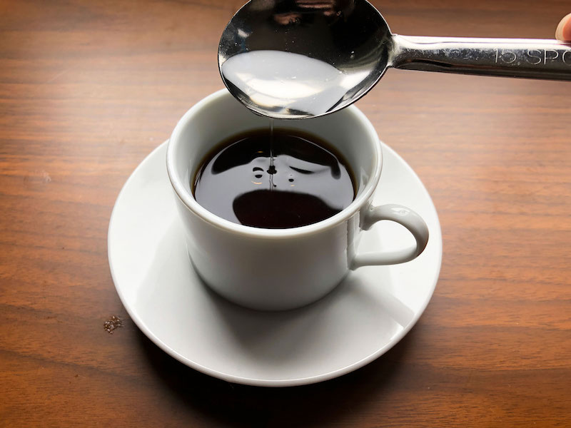 MCTオイルをコーヒーに加える