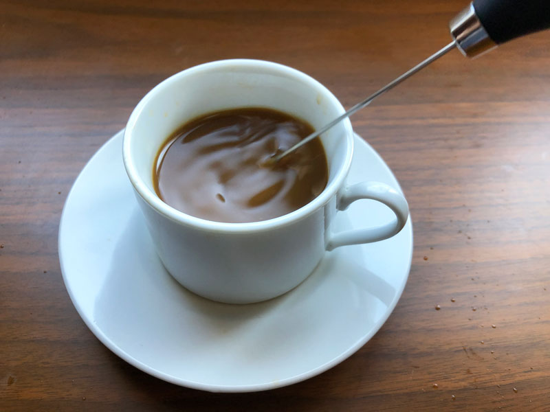 バターコーヒーを電動泡立て機で泡立てる