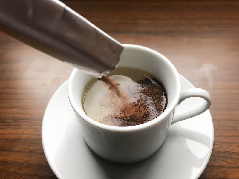 チャコールバターコーヒーをお湯に入れる