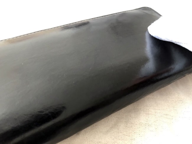 ココマイスターの財布を保革クリームで手入れ