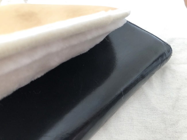 ココマイスターの財布をレザーグローブでブラッシング