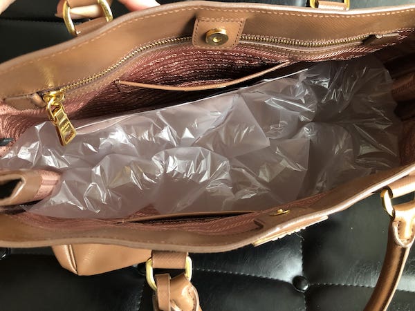 バッグレンタルLAXUS（ラクサス ）でレンタルしたPRADA（プラダ）のサフィアーノヴェルニーチェを開けたところ